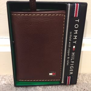 Tommy Hilfiger Trifold with zipper